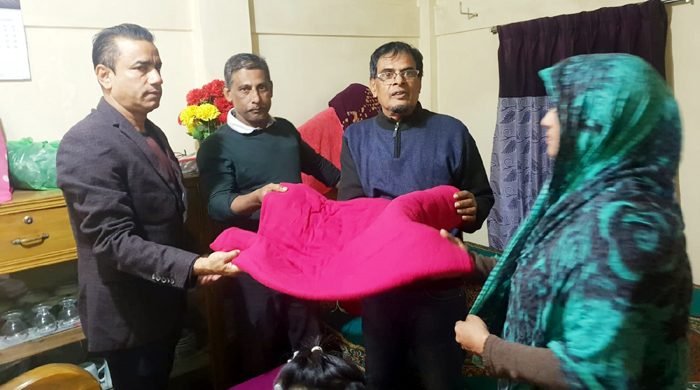 আলম খান মুক্তির শীতবস্ত্র বিতরণ অব্যাহত
