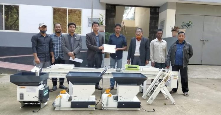 চুনারুঘাটে কৃষকদের দেয়া হয়েছে আধুনিক কৃষি যন্ত্রপাতি