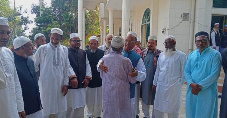 জুম্মার নামাজ আদায় শেষে কুশল বিনিময় করেছেন অধ্যাপক জাকির হোসেন