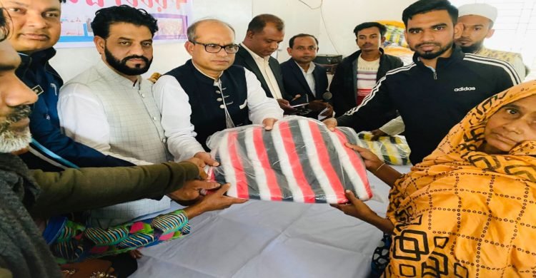 দুই শতাধিক অসহায় মানুষের মাঝে শীতবস্ত্র বিতরণ করলেন ড.সামছুল