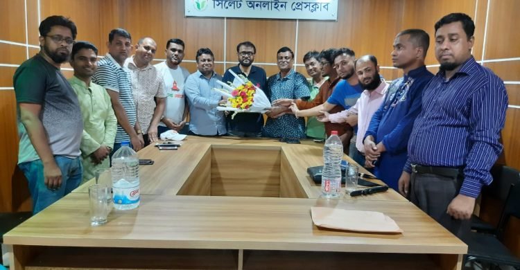 মুহিত চৌধুরী কে সিলেট অনলাইন প্রেসক্লাবের ফুলেল শুভেচ্ছা