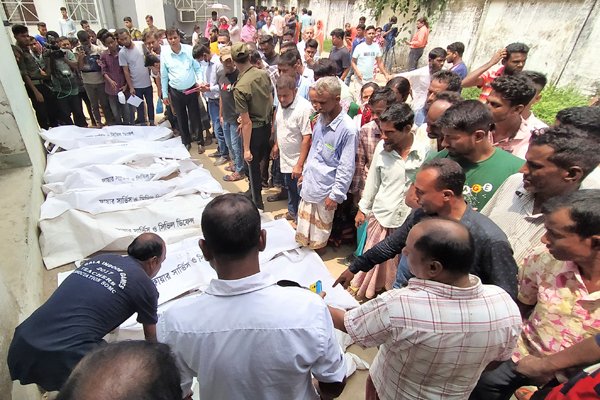 নাজিরবাজারে মালবাহী ট্রাক ও পিকআপের সংঘর্ষ: নিহত বেড়ে ১৪