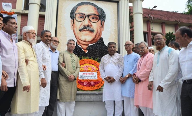 বঙ্গবন্ধুর প্রতিকৃতিতে আনোয়ারুজ্জামানের শ্রদ্ধা