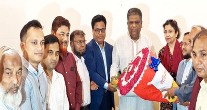 আনোয়ারুজ্জামান চৌধুরীর সাথে সিসিক কর্মকর্তাদের সাক্ষাৎ