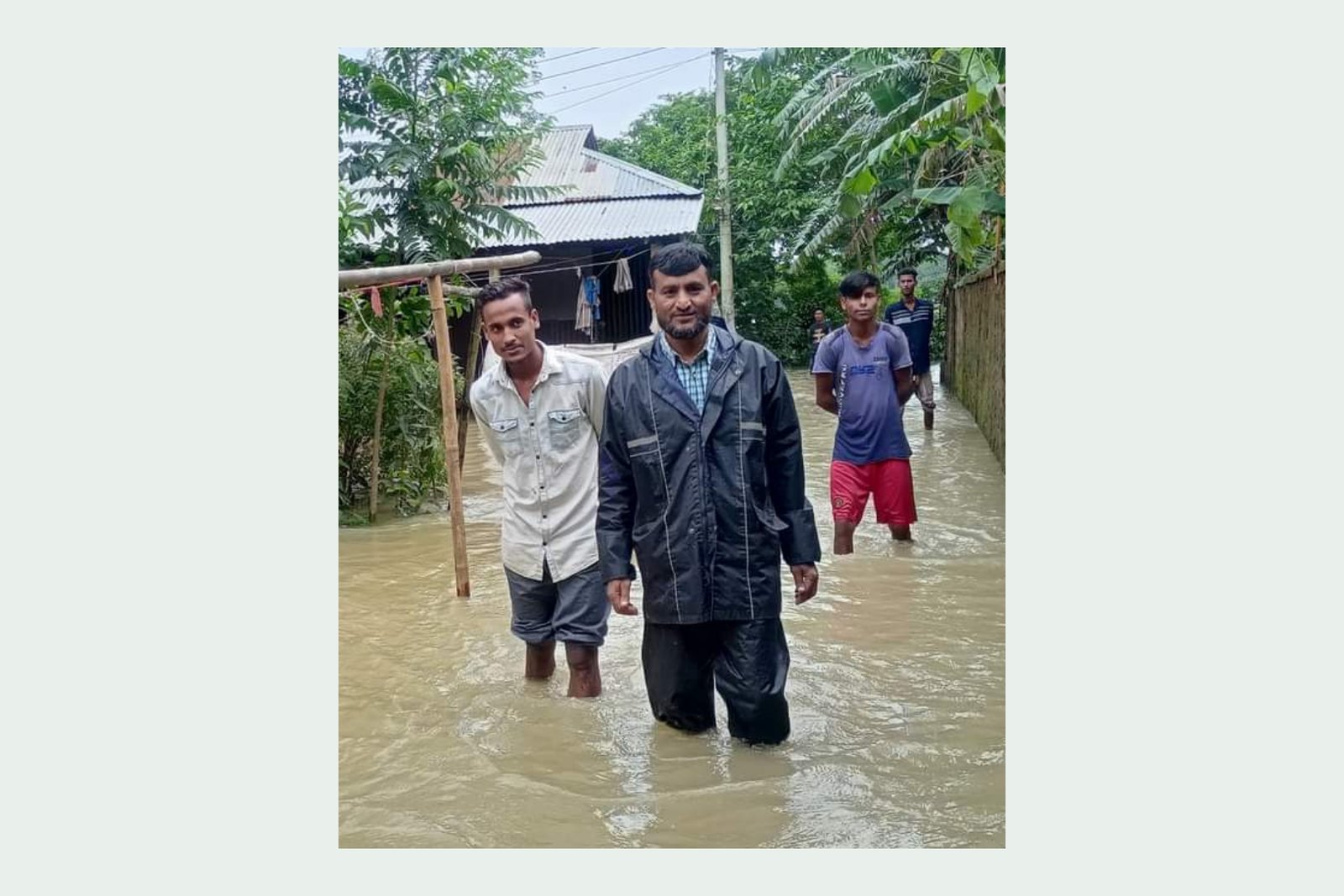বাইশের বন্যায় সাধারণ মানুষের মধ্যমনি হয়ে উঠেন ইউনুস