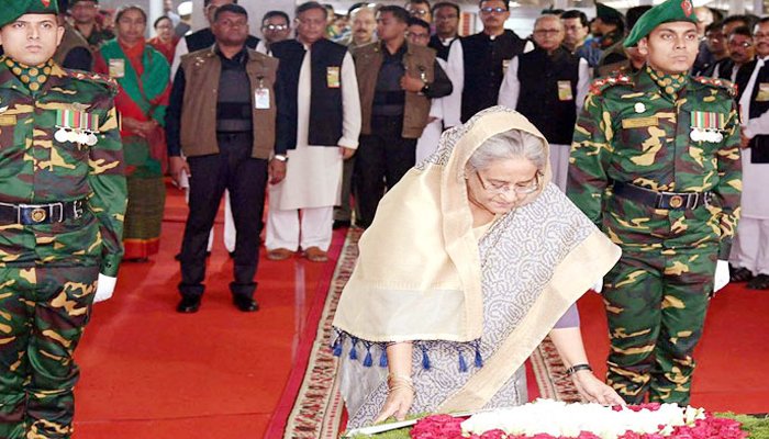 জাতির জনকের প্রতিকৃতিতে প্রধানমন্ত্রীর শ্রদ্ধা