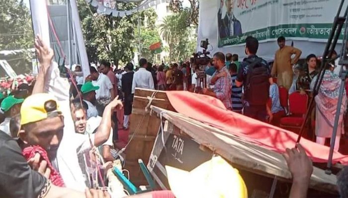 ভেঙে পড়ল বিএনপির ‘তারুণ্যের সমাবেশ’ মঞ্চ