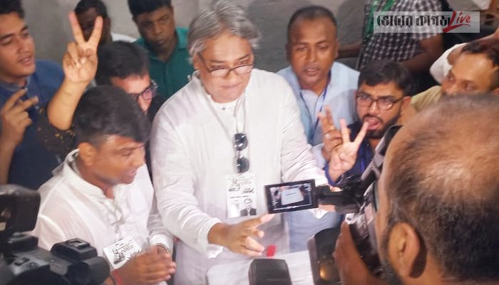 ‘বিজয় সুনিশ্চিত’, ভোট দিয়ে বললেন মোহাম্মদ এ আরাফাত