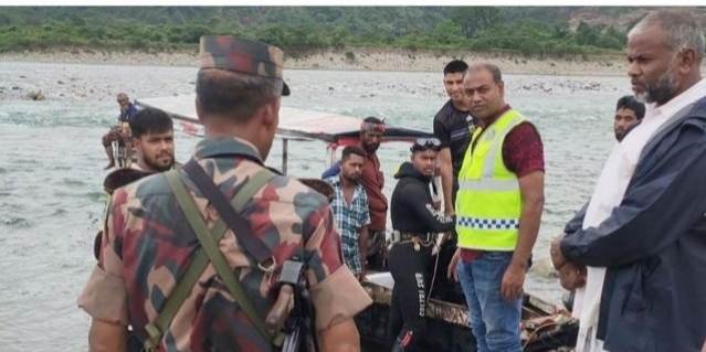 কোম্পানীগঞ্জের ধলাই নদীতে পাথরবোঝাই নৌকাডুবি, শ্রমিক নিখোঁজ