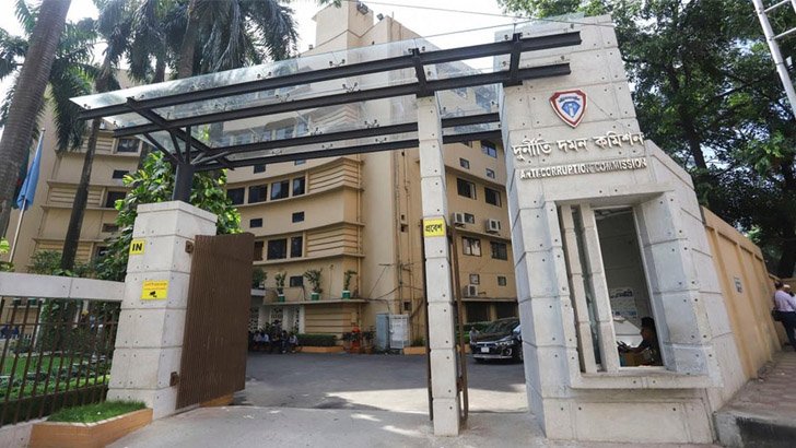 দুদকের দুই কর্মকর্তা বরখাস্ত