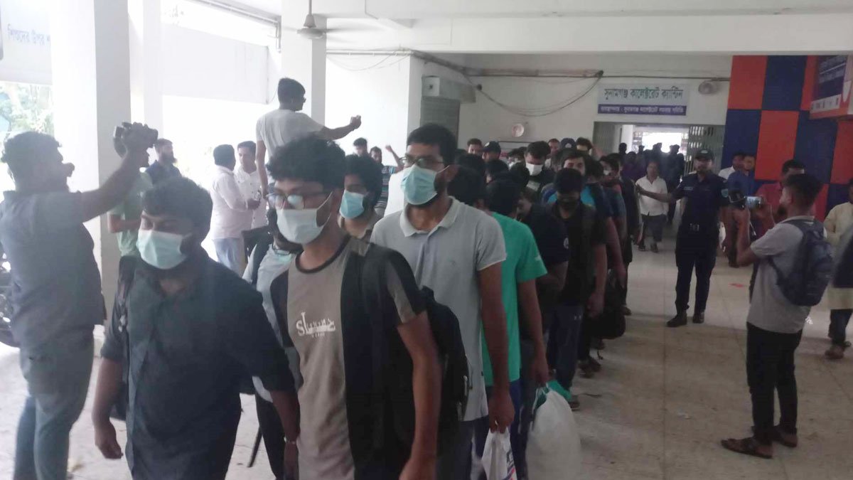 টাঙ্গুয়ার হাওরে বেড়াতে গিয়ে বুয়েটের ৩৪ শিক্ষার্থী গ্রেপ্তার