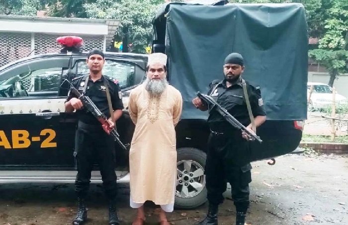 সিলেটের ৪৪ জন হজযাত্রীর টাকা আত্মসাৎ : ট্রাভেলস এজেন্সির মালিক গ্রেফতার