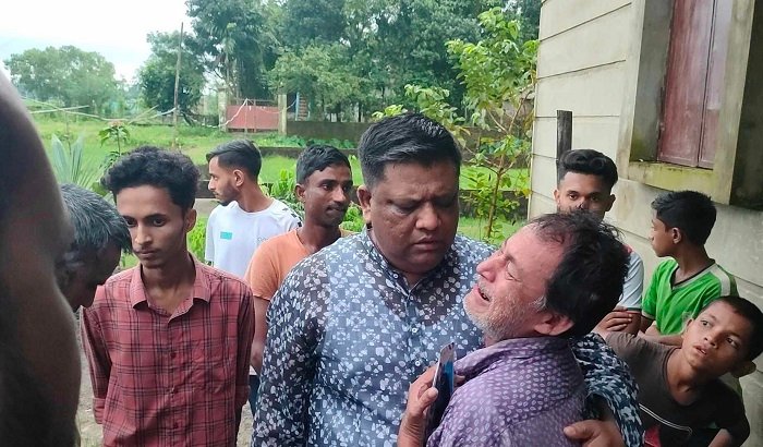 প্রয়াত ছাত্রলীগকর্মী মিঠুন দত্তের পরিবারের পাশে আনোয়ারুজ্জামান চৌধুরী