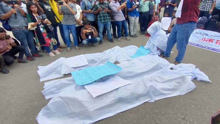 সাত কলেজের শিক্ষার্থীদের সড়ক অবরোধ, দীর্ঘ যানজট