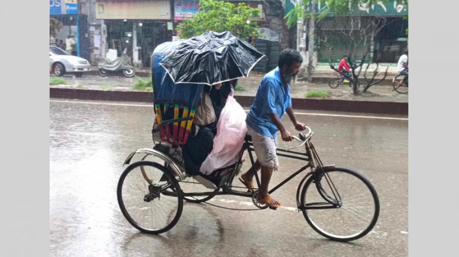 ঝুম বৃষ্টিতে কমলো ভাদ্রের ভ্যাপসা গরম