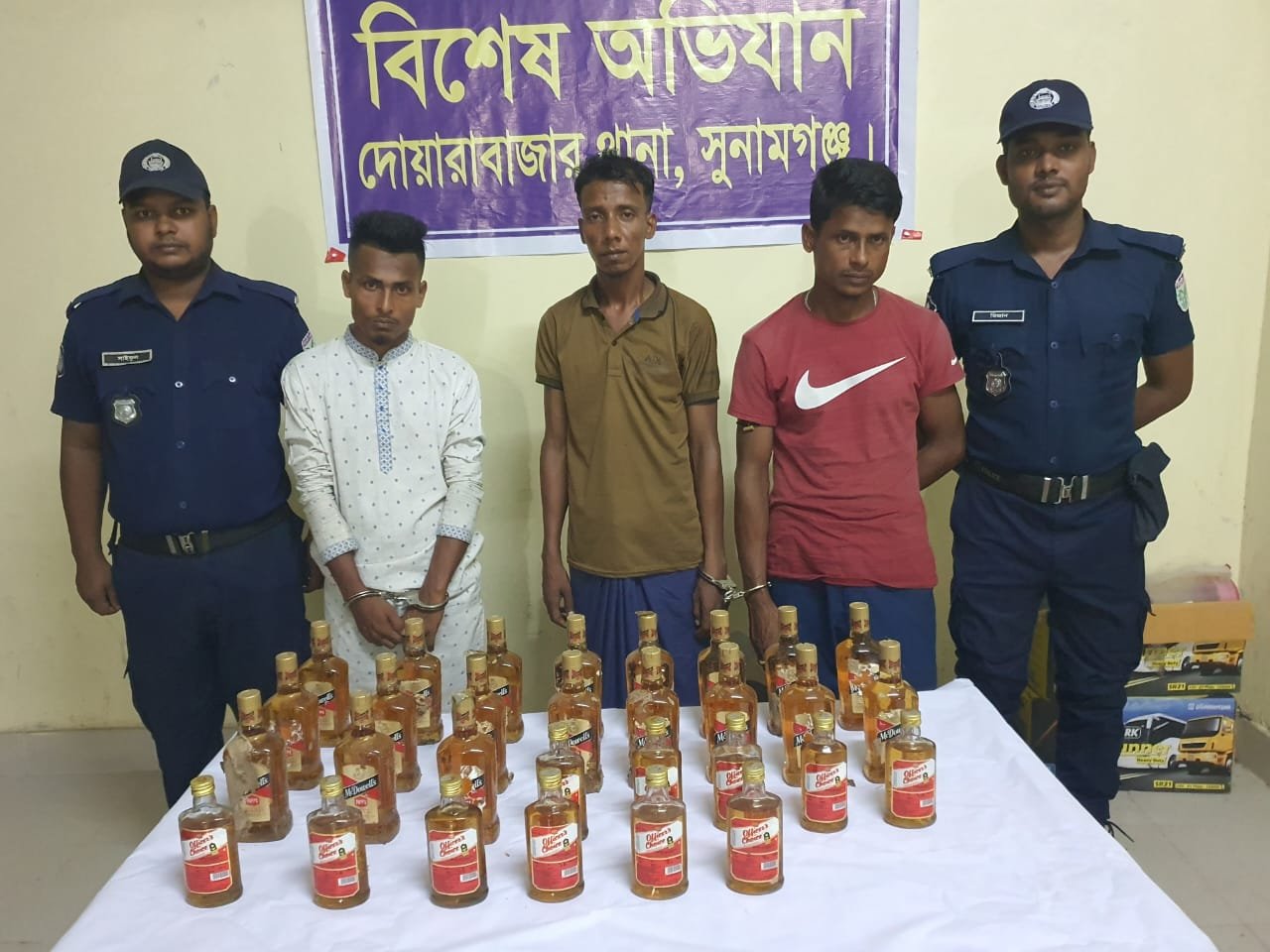 দোয়ারাবাজারে ৩০ বোতল ভারতীয় মদসহ ৩জন মাদক কারবারি আটক