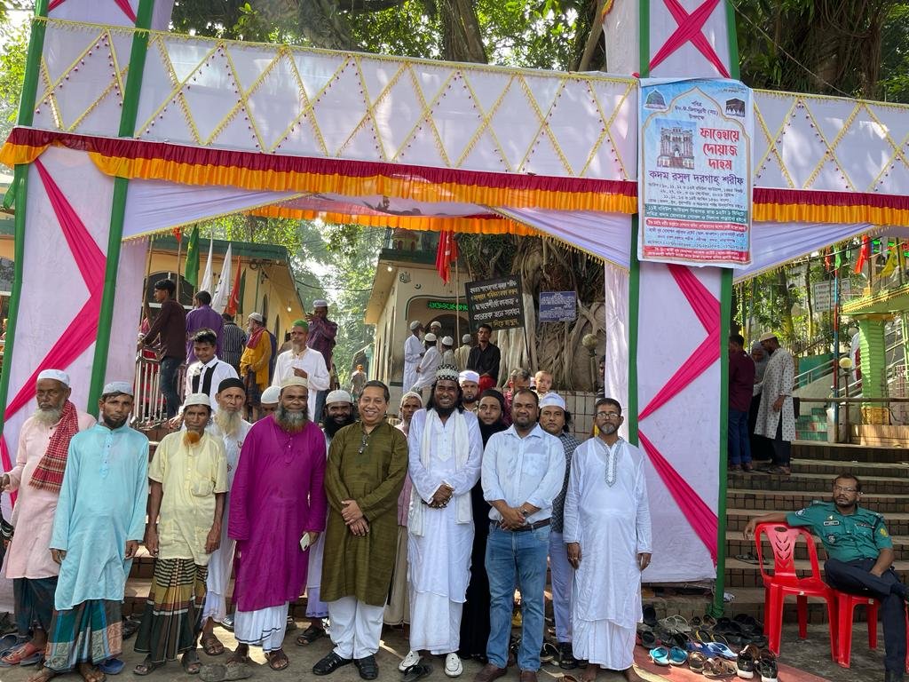 শাহপরান (রহ.) মাজারে গিলাফ দিলেন ডা.স্বপ্নীল