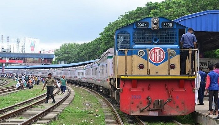 ৬ ঘণ্টা বন্ধ পর সারাদেশের সঙ্গে ঢাকার রেল যোগাযোগ শুরু