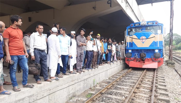 পদ্মা পাড়ি দিয়ে ২ ঘণ্টায় ট্রেন পৌঁছাল ভাঙ্গায়