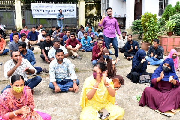 ৩ দফা দাবিতে সিলেট মেডিকেল বিশ্ববিদ্যালয়ে কর্মচারীদের অবস্থান ধর্মঘট