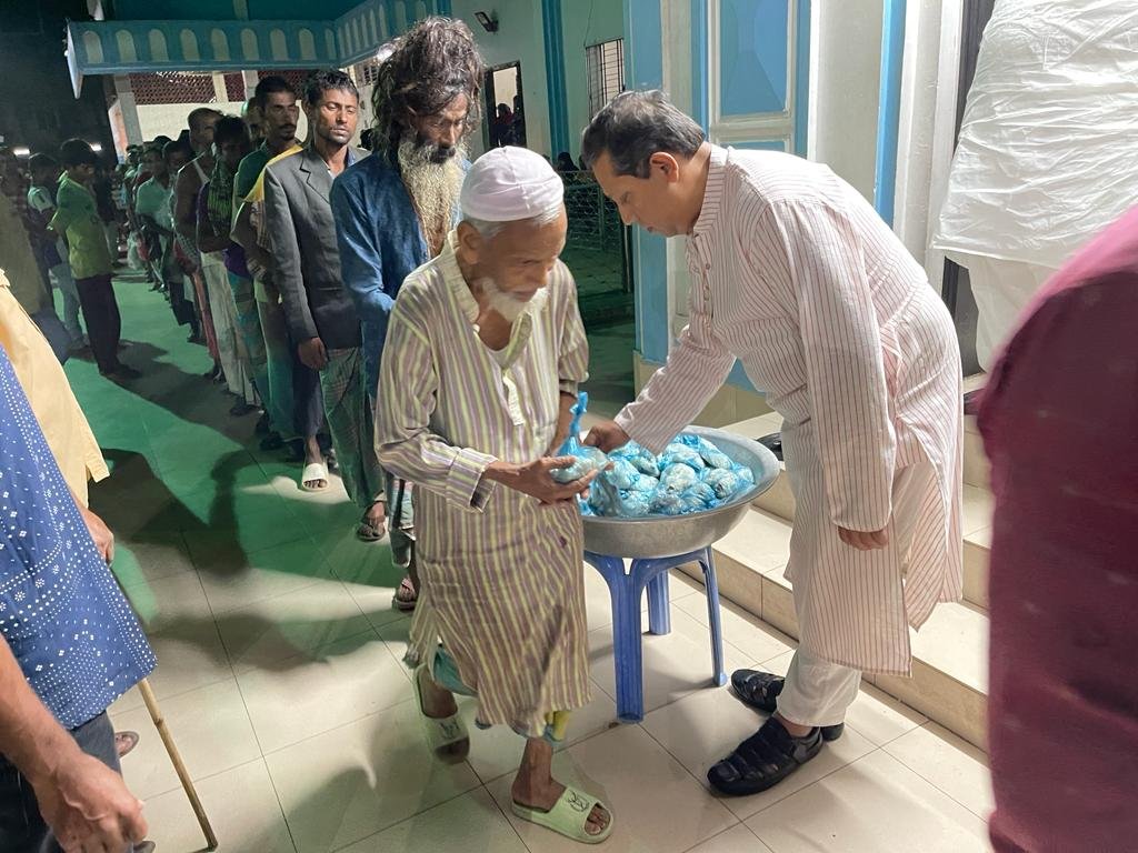 প্রতিমাসে শাহজালাল মাজারে শিরনী বিতরণে নজির কেড়েছেন ডা. স্বপ্নীল