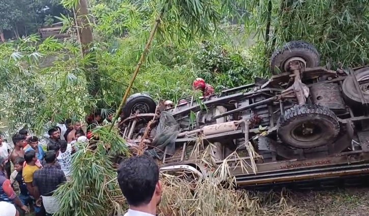 সিলেটে পর্যটকবাহী পিকআপ খাদে, নিহত ২