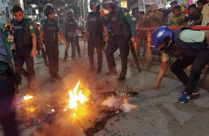 জিন্দাবাজারে মিছিল করে রাস্তায় আগুন, পুলিশের ফাঁকা গুলি, আটক ৩