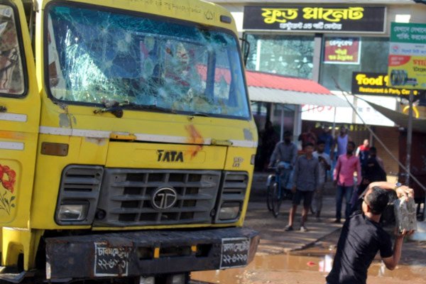 সিলেটে হরতালের সমর্থনে গাড়ি ভাঙচুর