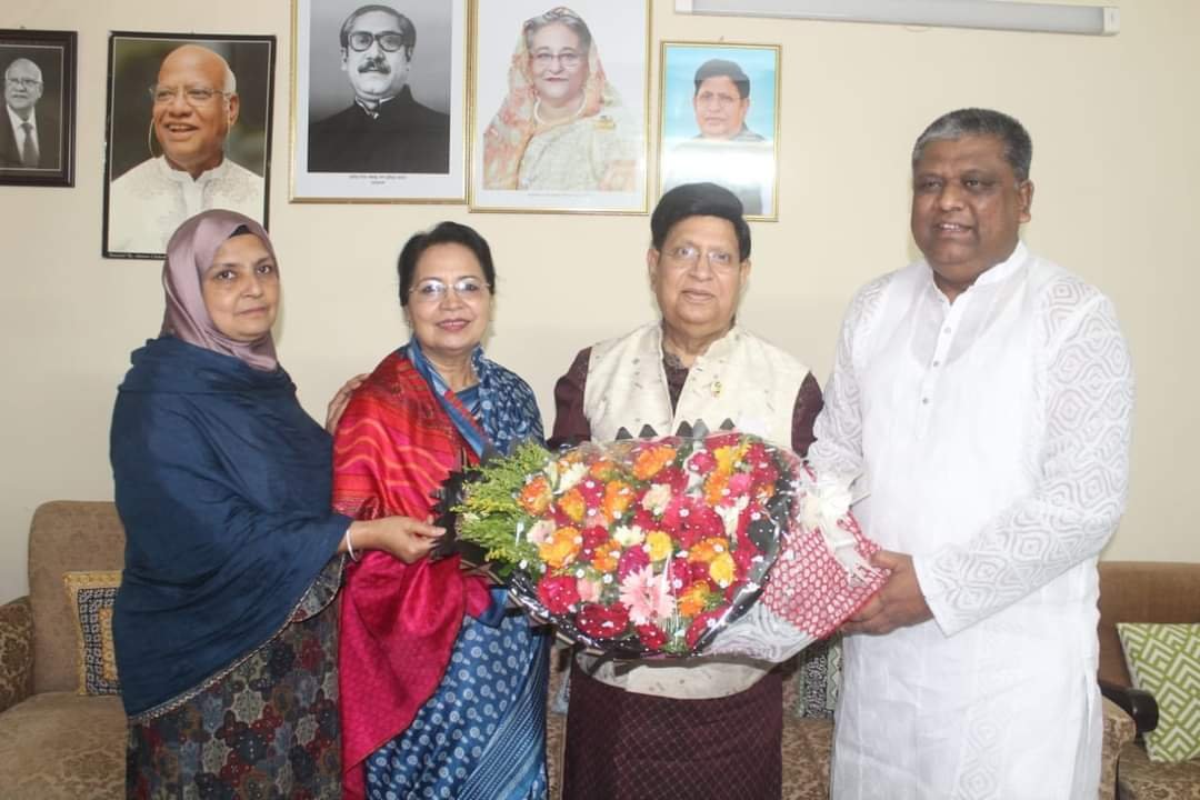দায়িত্ব গ্রহণের পর পররাষ্ট্রমন্ত্রীর সঙ্গে সস্ত্রীক দেখা করলেন আনোয়ারুজ্জামান চৌধুরী