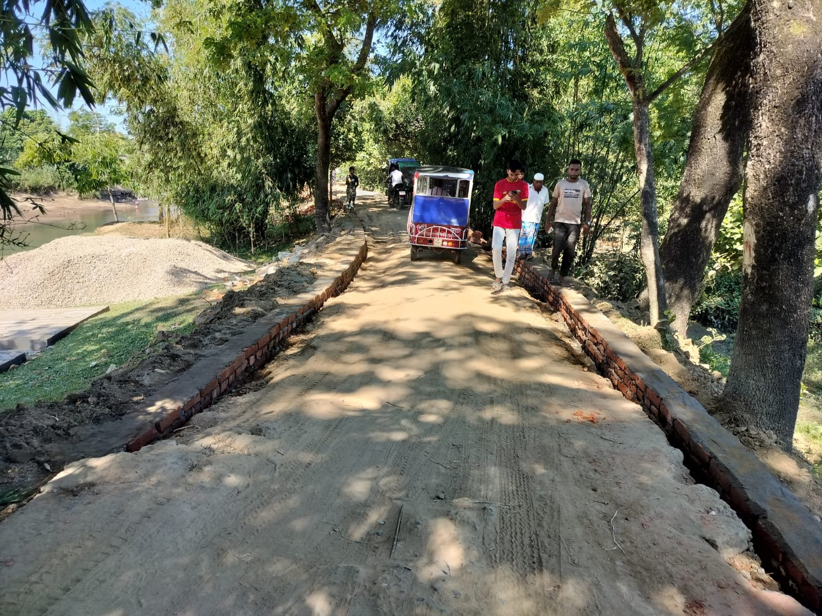 মহব্বতপুর -রাবার ড্যাম রাস্তার কাজে অনিয়ম, নির্মাণ বন্ধ করলেন স্থানীয়রা