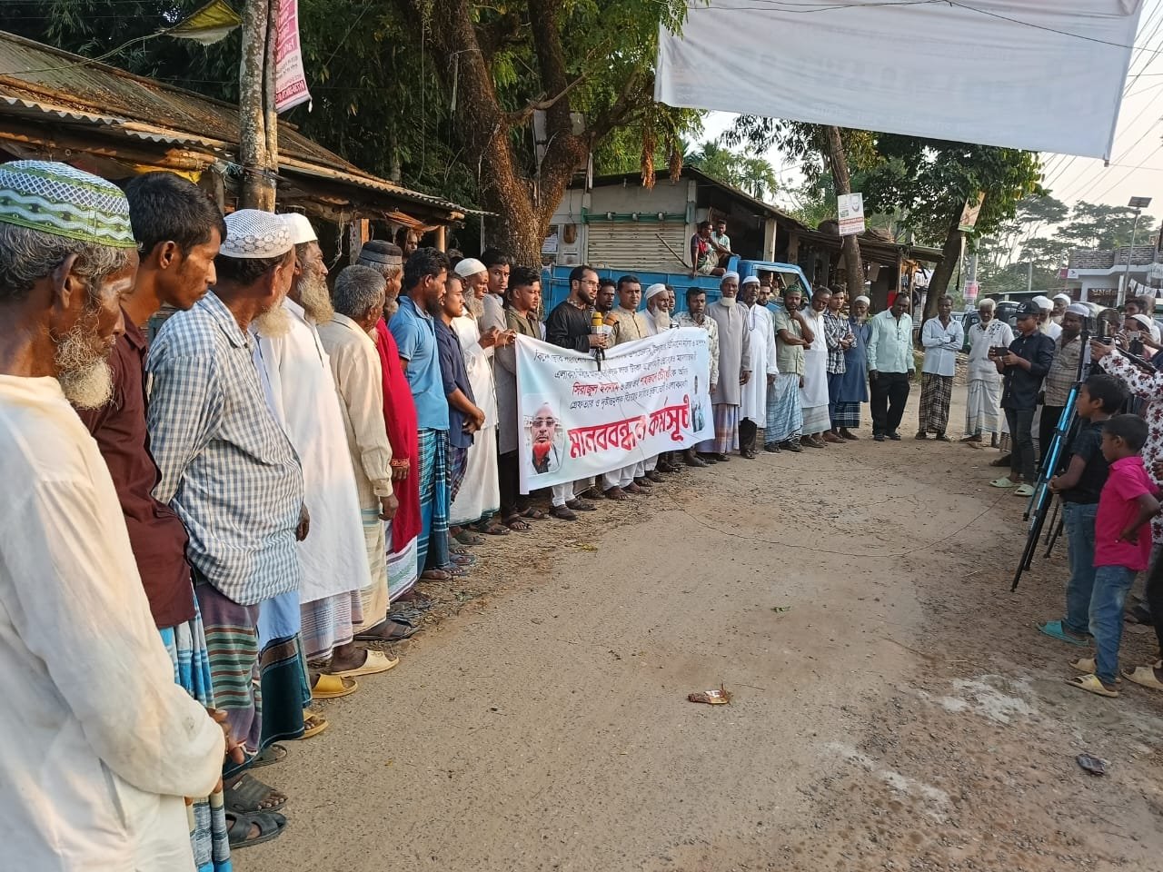 সিলেটে বিদেশ লোক পাঠানোর নামে কোটি টাকা আত্মাসাৎ করার প্রতিবাদে ভুক্তভোগীদের মানববন্ধন