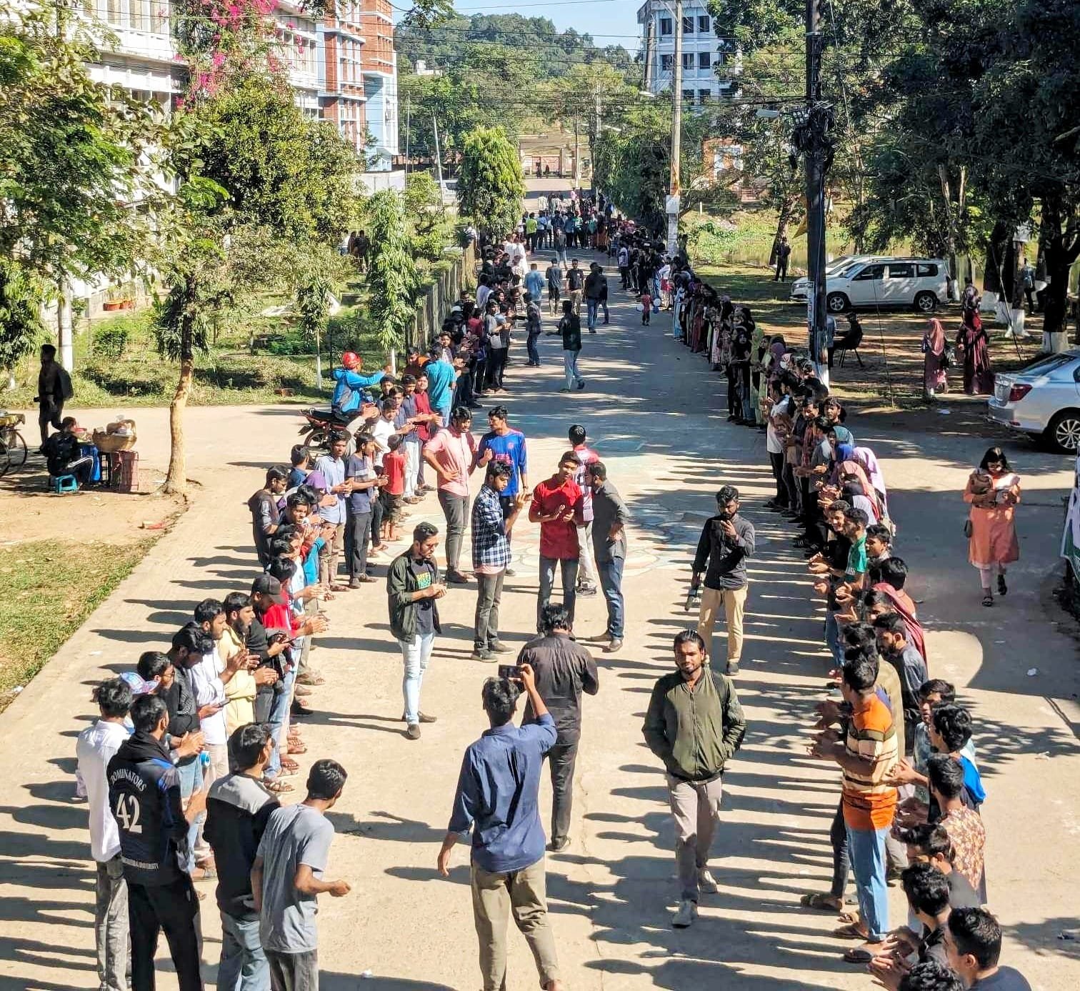 সিকৃবিতে দ্বিতীয় দিনের মতো ক্লাস পরিক্ষা বর্জন ভেটেরিনারি শিক্ষার্থীদের