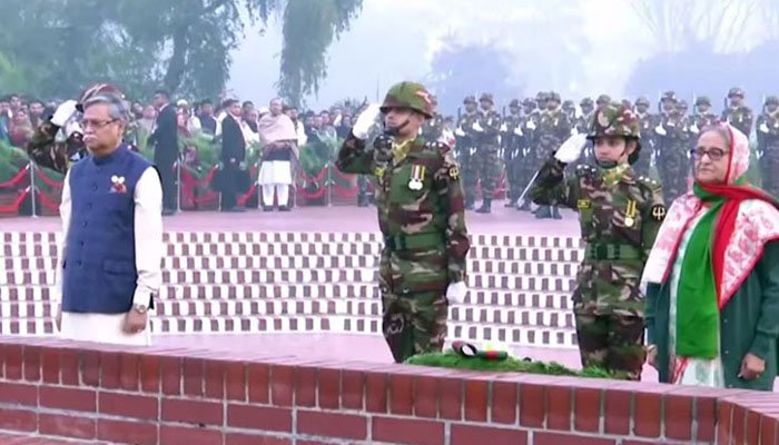 জাতীয় স্মৃতিসৌধে রাষ্ট্রপতি-প্রধানমন্ত্রীর শ্রদ্ধা
