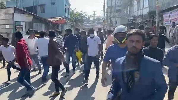 সিলেট-১: পাঠানটুলায় ভোটকেন্দ্রের সামনে ককটেল বিস্ফোরণ, সড়কে আগুন