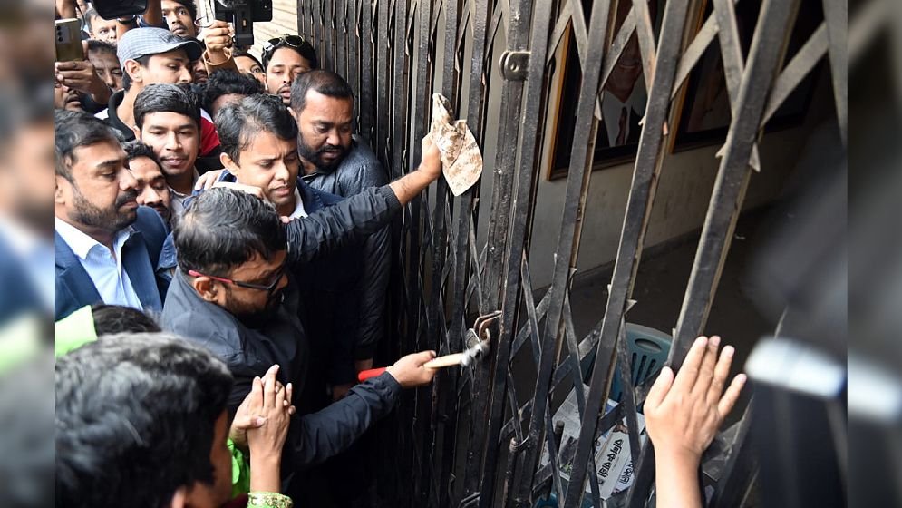 তালা ভেঙে নয়াপল্টন কার্যালয়ে প্রবেশ করলেন নেতাকর্মীরা