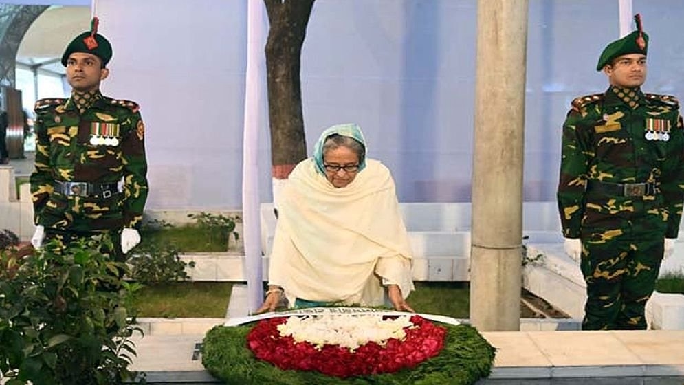 জাতির পিতার প্রতিকৃতিতে প্রধানমন্ত্রীর শ্রদ্ধা