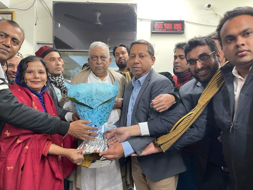 মন্ত্রীদের সাথে শুভেচ্ছা বিনিময় করেন অধ্যাপক ডা.স্বপ্নীল