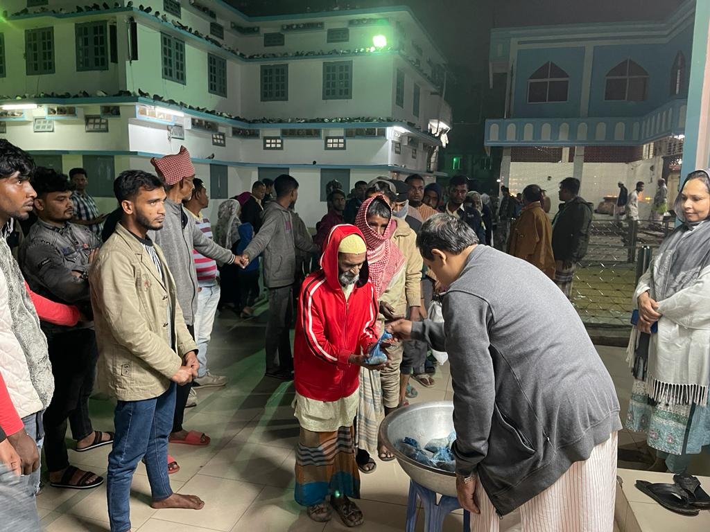 শাহজালাল মাজারে শিরনী বিতরণ করলেন অধ্যাপক ডা. স্বপ্নীল