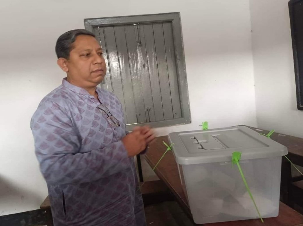 ভোট দিলেন অধ্যাপক ডা.স্বপ্নীল