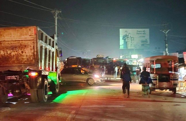 চার নেতাকে ধরে নেয়ার অভিযোগ: সিলেটে পরিবহন শ্রমিকদের সড়ক অবরোধ