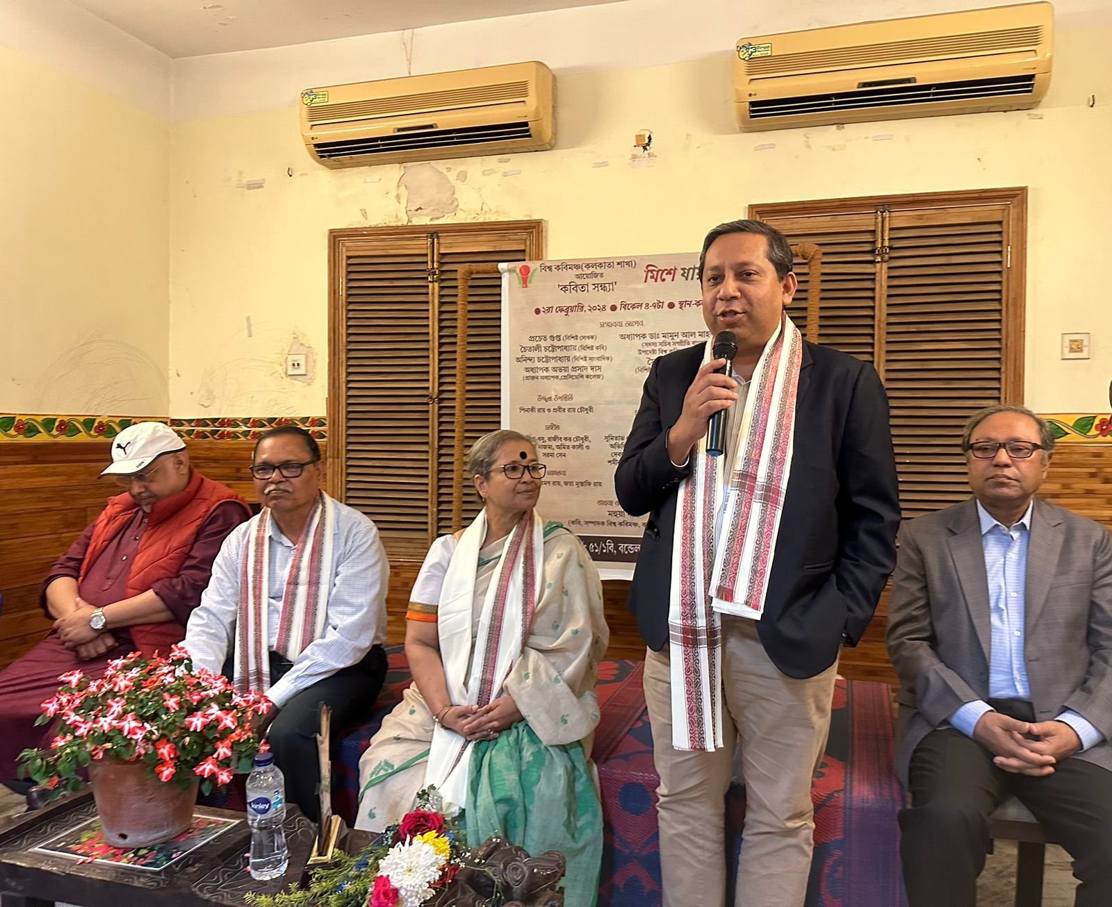 কোলকাতায় বিশ্ব কবি মঞ্চ সম্মাননা পেলেন অধ্যাপক ডা. মামুন আল মাহতাব স্বপ্নীল