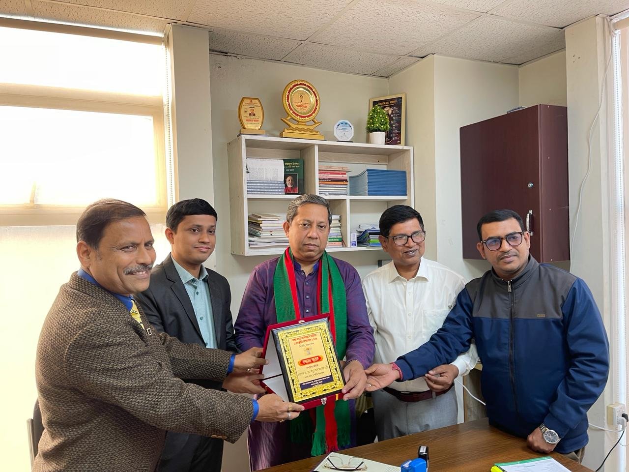 গঙ্গা-পদ্মা মেলবন্ধন সাহিত্য ও সংস্কৃতি সম্মেলনে সম্মাননা স্বারক পেয়েছেন ডা.স্বপ্নীল