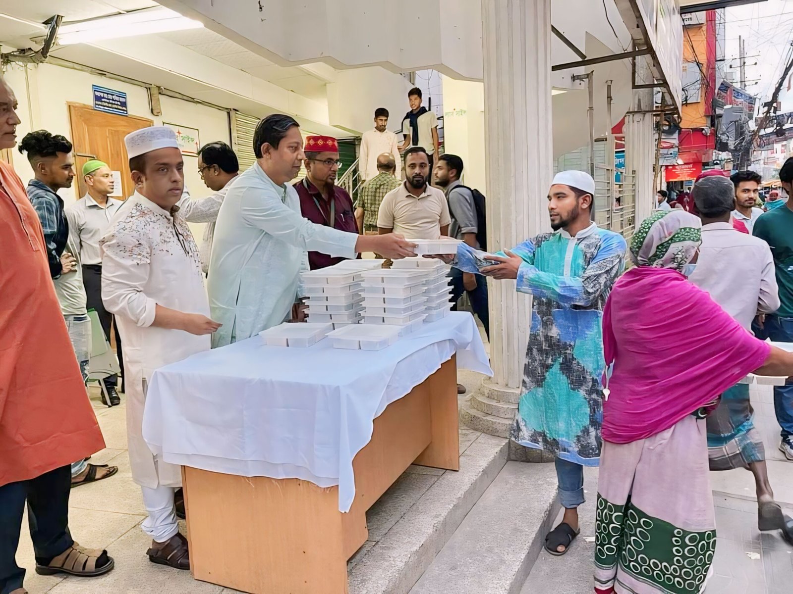 শ্রমজীবী-পথচারীদের মাঝে ল্যাব সাইন্স ডায়াগনস্টিকের ইফতার বিতরণ