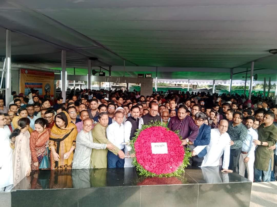 বঙ্গবন্ধুর প্রতিকৃতিতে বিএসএমএমইউ ভিসির শ্রদ্ধা