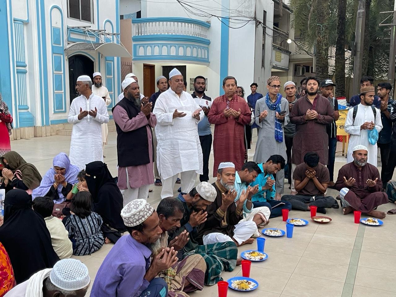 শাহজালাল রঃ মাজারে ৪শ রোজাদারকে ইফতার করালেন অধ্যাপক ডা.স্বপ্নীল