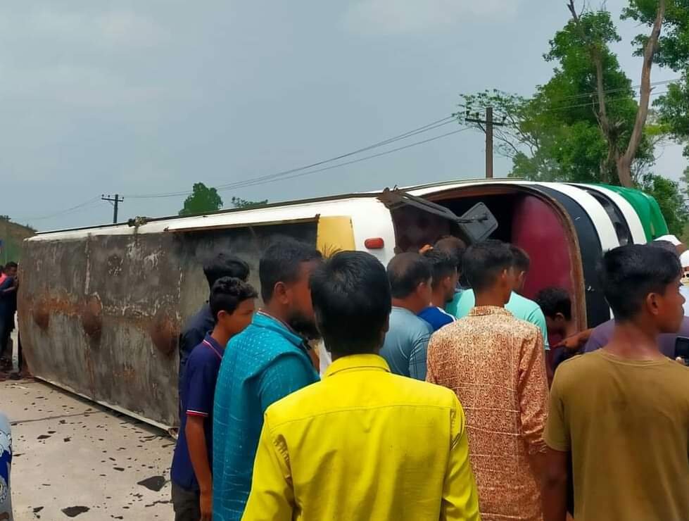 কোম্পানীগঞ্জ মহাসড়কে ‘সাদাপাথর এক্সপ্রেস’ উল্টে ২০ পর্যটক আহত