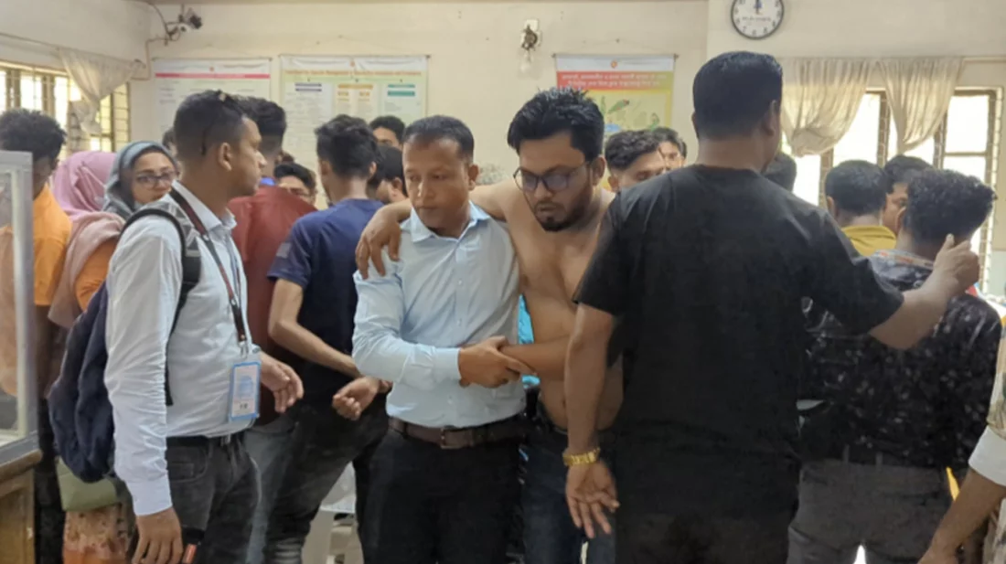প্রকাশ্যে ভোট দেওয়ার ভিডিও করতে গিয়ে হামলার শিকার সাংবাদিক, হাসপাতালে ভর্তি ৪