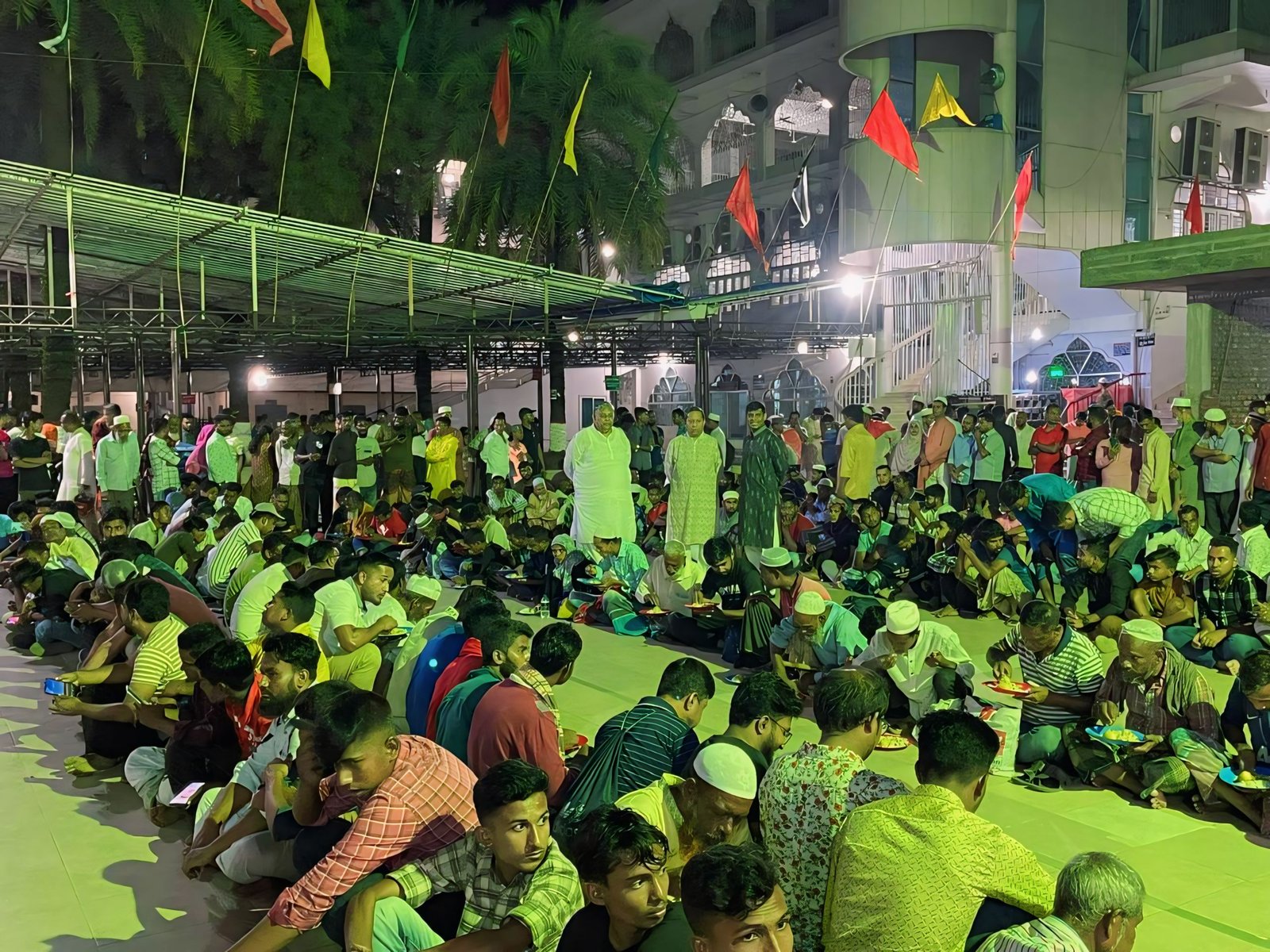নিয়মিত শাহজালাল মাজারে খাবারের আয়োজন করেন ডা.স্বপ্নীল