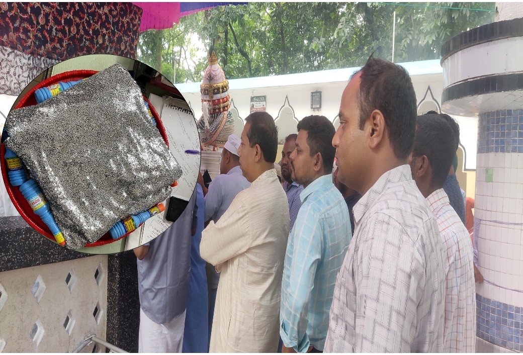 হযরত শাহজালাল (রহ.) মাজারে গিলাফ দিলেন অধ্যাপক ডা.স্বপ্নীল