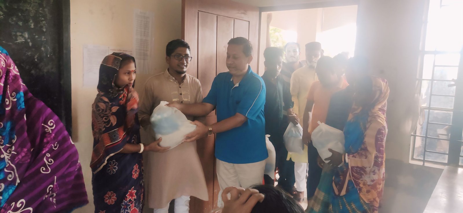 সিলেট সদরে ত্রান বিতরণ করলেন অধ্যাপক ডা.স্বপ্নীল